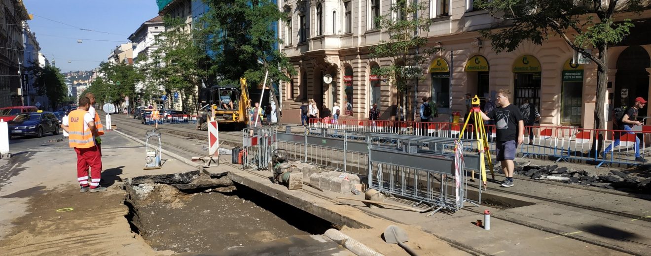 Neprůjezdná (pro tramvaje) Ječná ulice v roce 2020. Pramen: ROPID