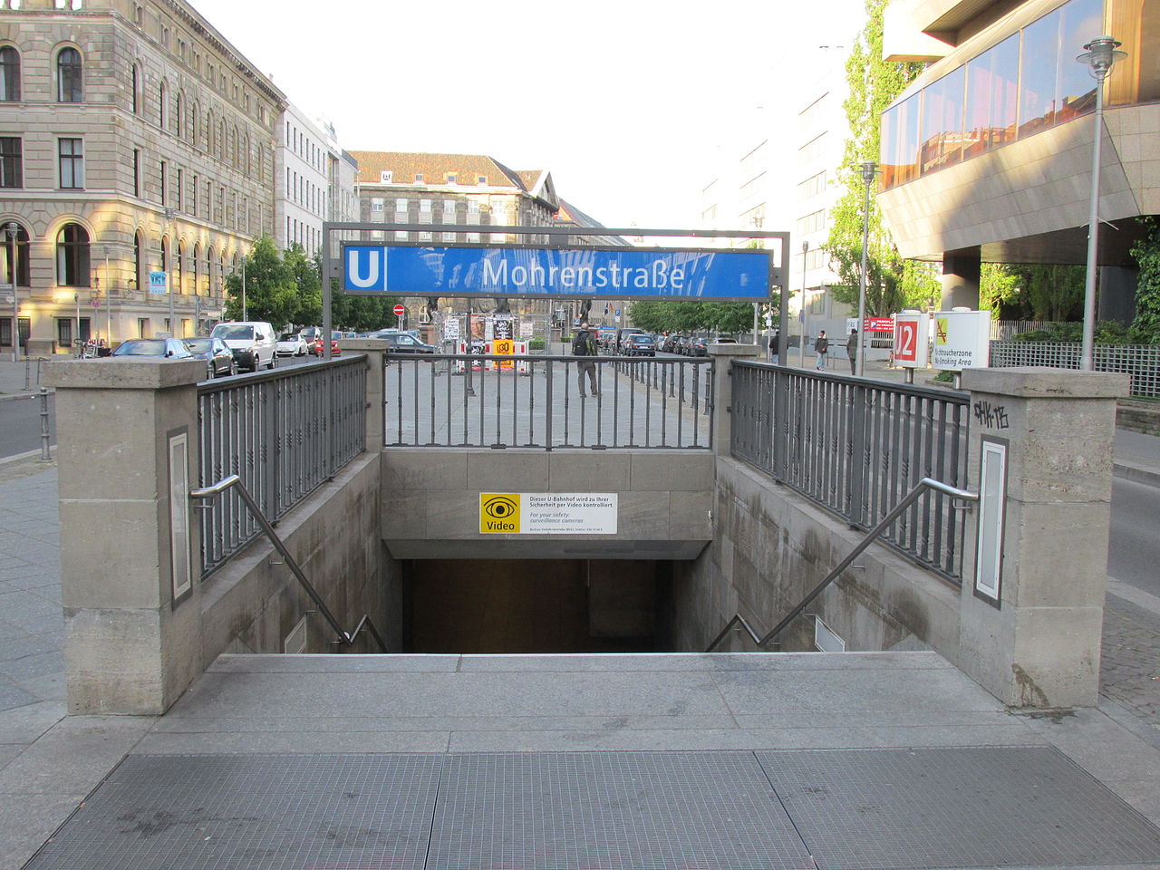Stanice metra Berlín, Mohrenstrasse. Von Orderinchaos - Eigenes Werk, CC BY-SA 4.0, https://commons.wikimedia.org/w/index.php?curid=40620954