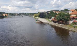 Přístaviště Týn nad Vltavou, v pozadí historický most. Pramen: Povodí Vltavy