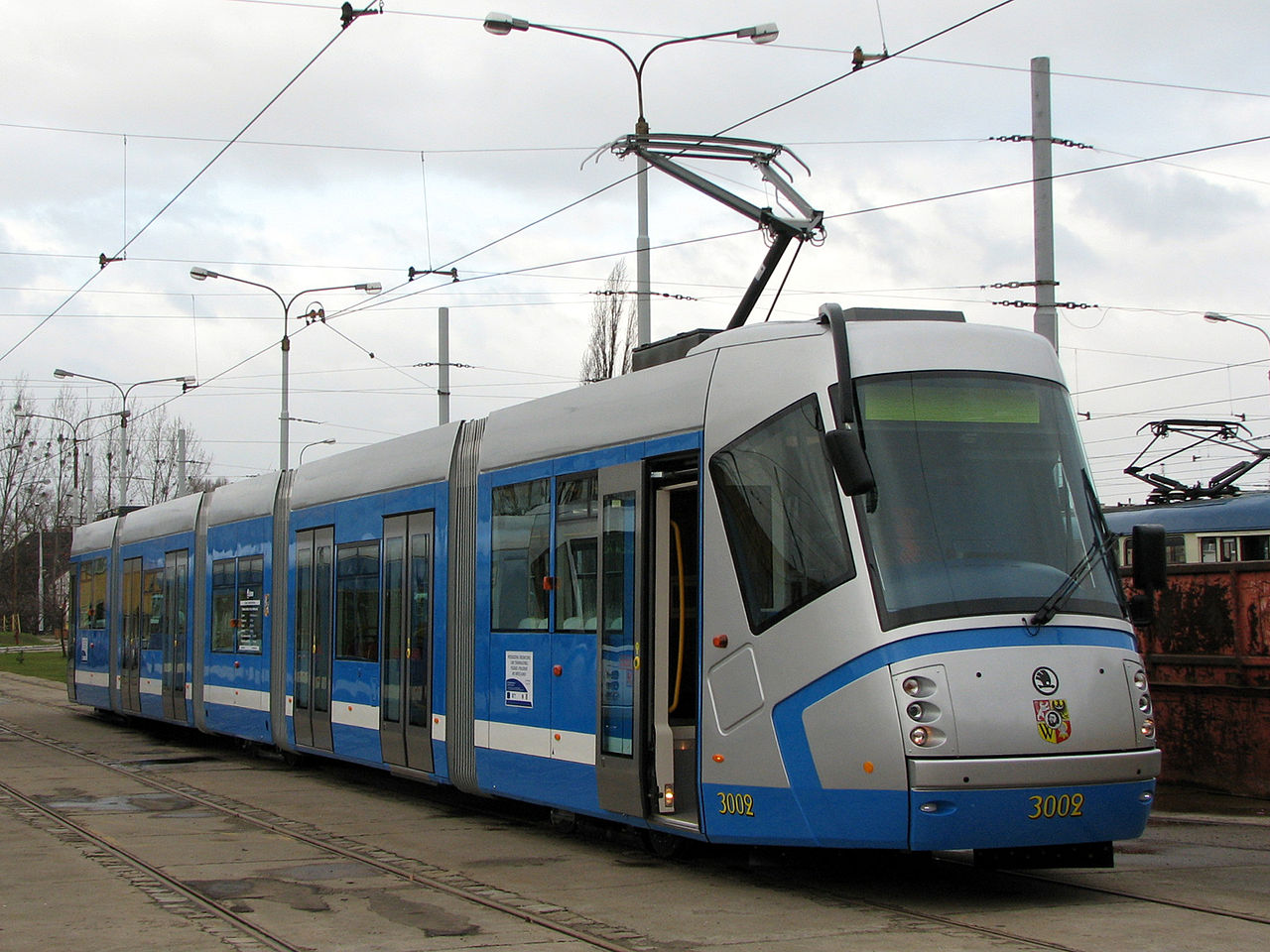Tramvaj Škoda 16T ve Vratislavi. Autor: Bogusław Wielgoszewski – Vlastní dílo, CC BY-SA 3.0, https://commons.wikimedia.org/w/index.php?curid=10273341
