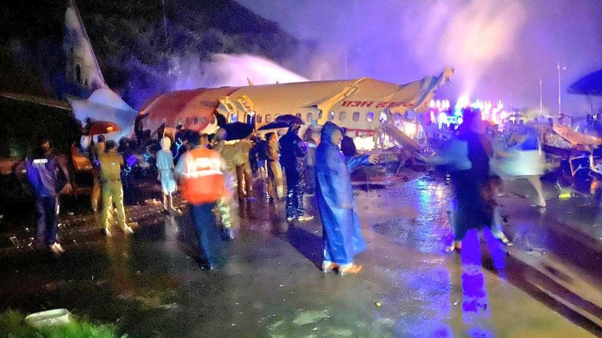 Rozlomený Boeing 737-800 po přistání v Kalikutu. Foto: Twitter