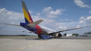 Boeing 777-200 společnosti Asiana v Ostravě. Foto: LKMT Spotters