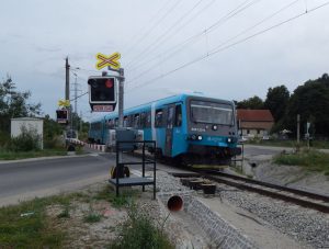 Jednotka 628 firmy Arriva na přejezdu na výjezdu z Českých Budějovic na Písek. Autor: Zdopravy.cz/Jan Šindelář