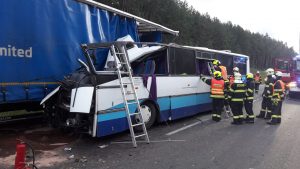 Nehoda autobusu s kamionem u Plzně. Foto: Policie ČR