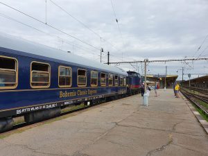 Lokomotiva Railtransport-Stift s lůžkovým vozem BCE. 