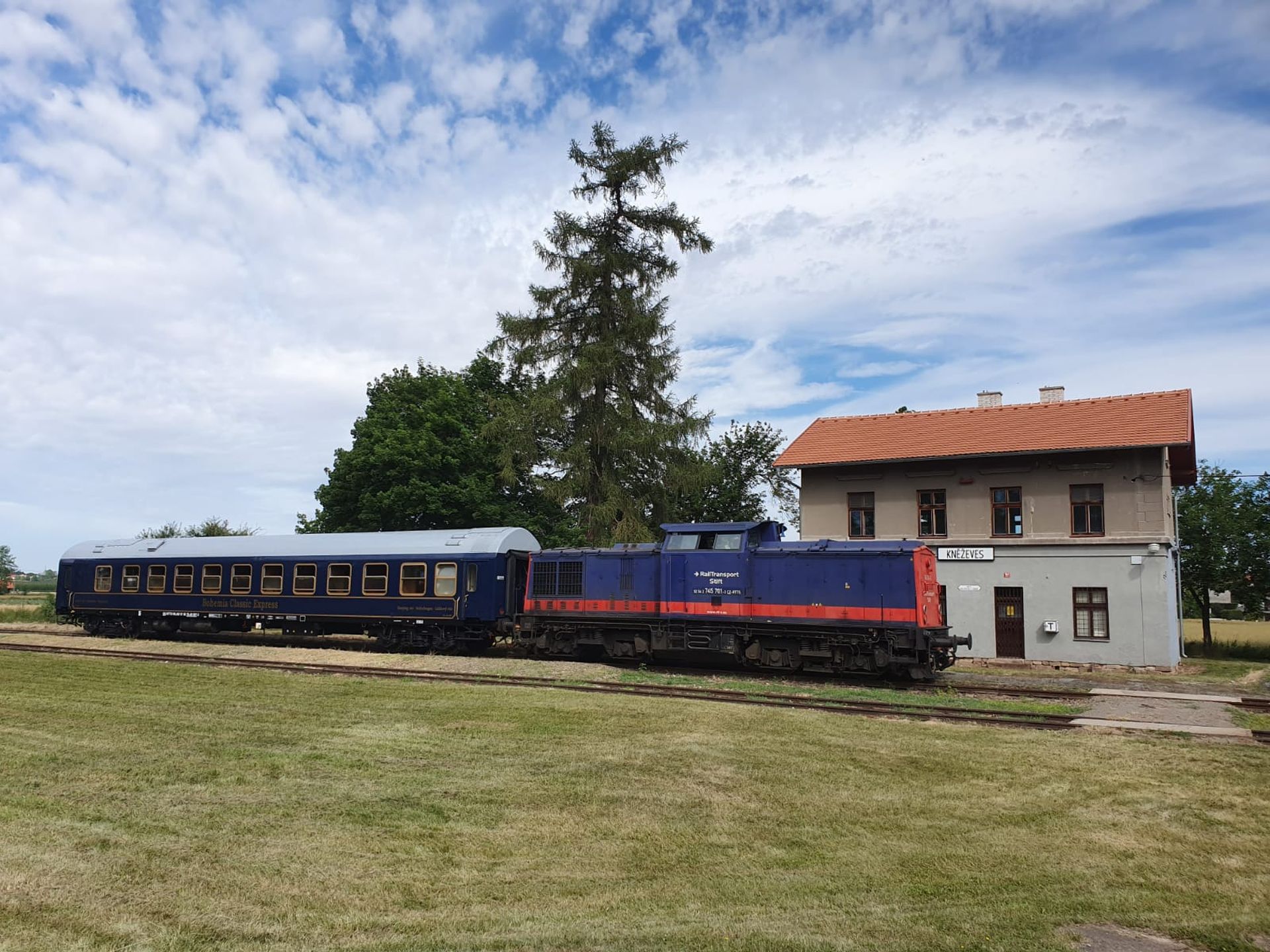 Lokomotiva Railtransport-Stift s lůžkovým vozem BCE.