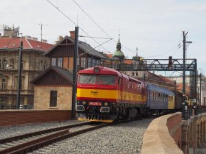 Přeprava lokomotivy 556.0304 na Negrelliho viaduktu. Foto: Železniční muzeum Výtopna Jaroměř