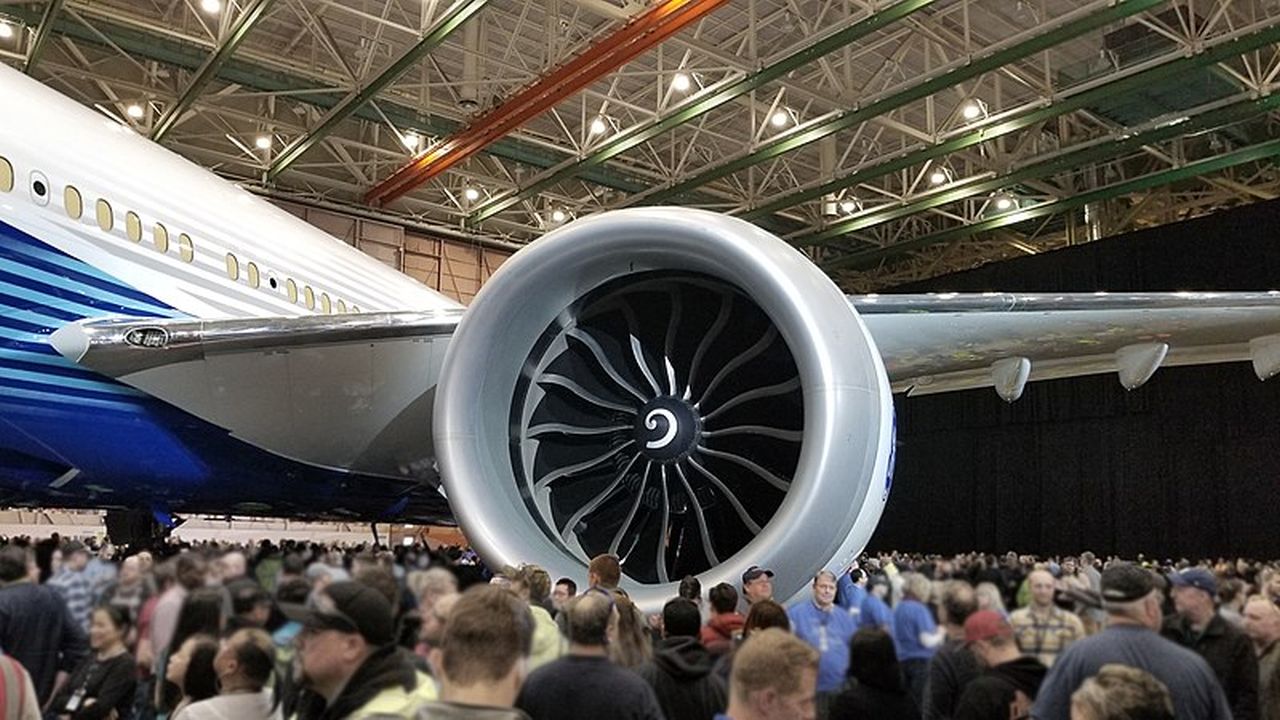 Motor GE9X na Boeingu 777X. Foto: Dan Nevill from Seattle, WA, United States / CC BY (https://creativecommons.org/licenses/by/2.0)