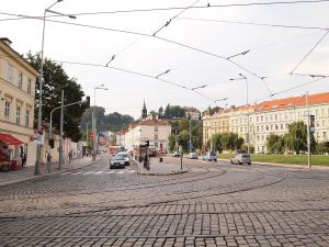 Tramvajová křižovatka v Praze na Klárově. Autor: Tiia Monto, CC BY-SA 4.0, https://commons.wikimedia.org/w/index.php?curid=34820702