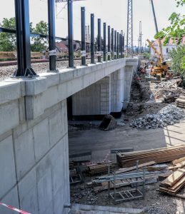 Nový most, který převádí koleje přes ulici Výpadová/Karlická. Pramen: Správa železnic