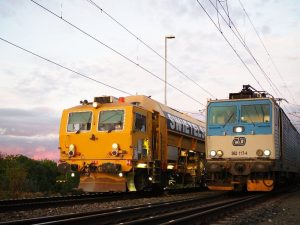 Mechanizace na opravy kolejí firmy Swietelsky. Pramen: Swietelsky Rail CZ