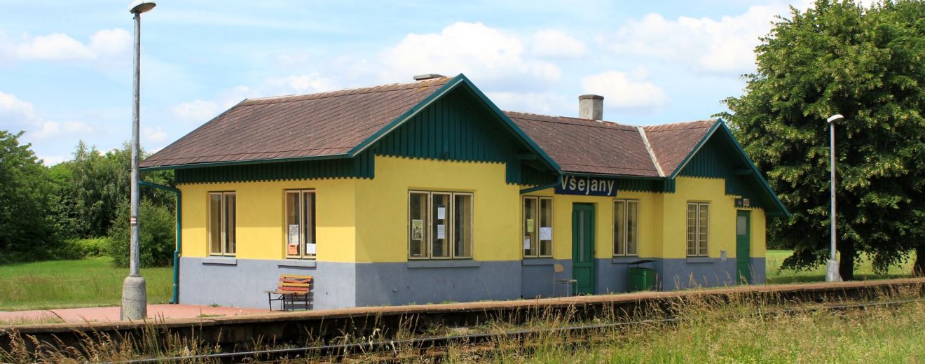 Železniční zastávka Všejany. Foto: Pavel Hrdlička / Wikimedia Commons