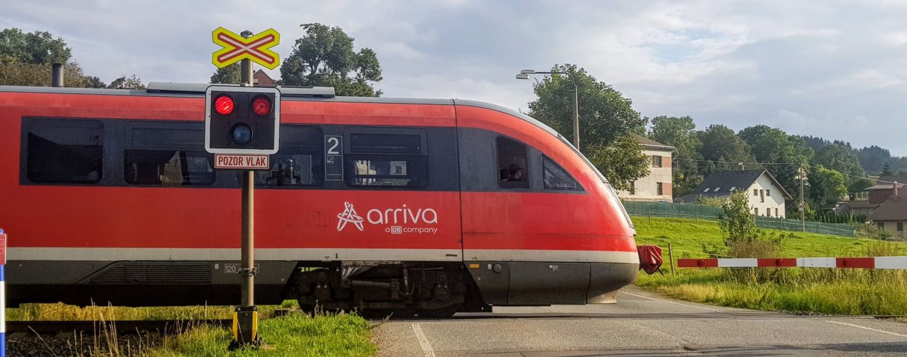 Jednotka Siemens Desiro společnosti Arriva vlaky linky L3 na přejezdu v Jeřmanicích. Foto: Jan Sůra / Zdopravy.cz
