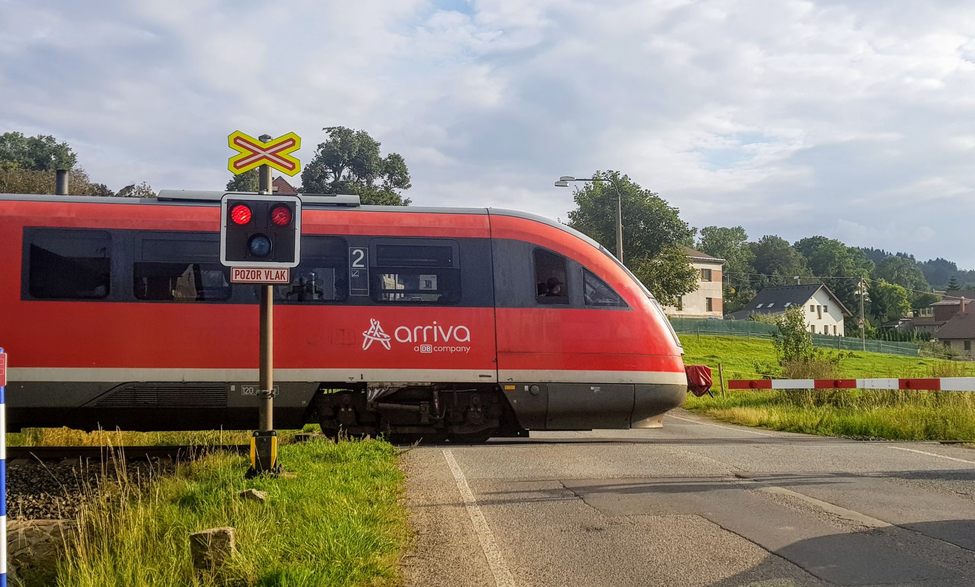 Jednotka Siemens Desiro společnosti Arriva vlaky linky L3 na přejezdu v Jeřmanicích. Foto: Jan Sůra / Zdopravy.cz