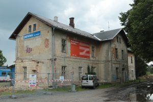 Zchátralá nádražní budova v Dětřichově nad Bystřicí. Foto: FB profil Zachraňme nádraží