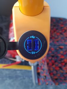 Cestující si mohou dobíjet za jízdy elektroniky přes USB port. Foto: Jan Sůra / Zdopravy.cz