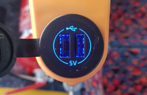 Cestující si mohou dobíjet za jízdy elektroniky přes USB port. Foto: Jan Sůra / Zdopravy.cz