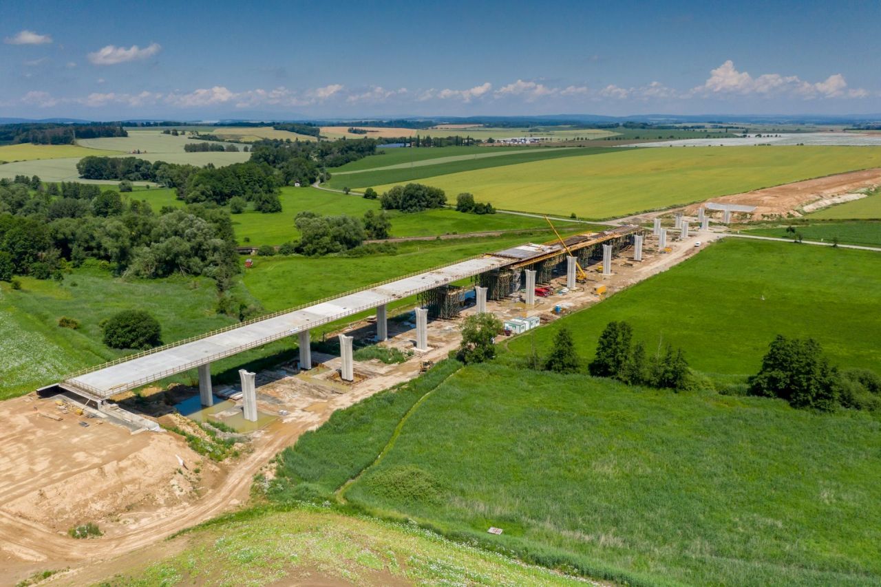 Výstavba mostu Trotina na D11 mezi Hradcem Králové a Smiřicemi. Foto ŘSD