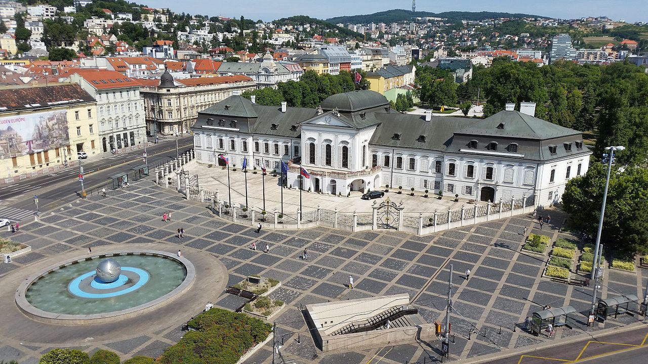 Hodžovo náměstí s prezidentským palácem v Bratislavě. Autor: CoolKoon (diskuse) – Vlastní dílo, CC BY-SA 4.0, https://commons.wikimedia.org/w/index.php?curid=43875398