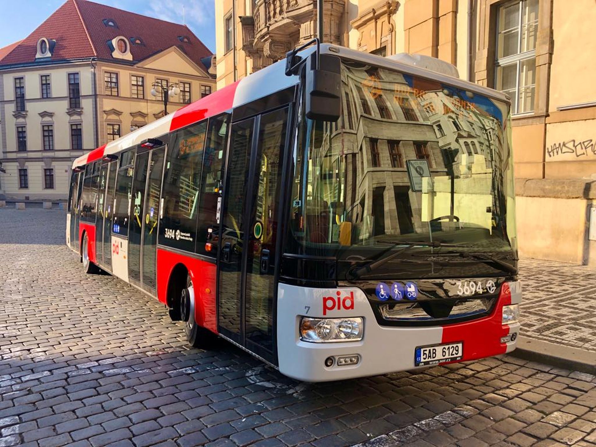 Autobus SOR NB12 v nových barvách Pražské integrované dopravy. Foto: Daniel Šabík / DPP