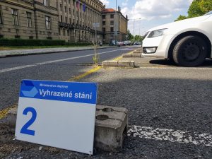 Parkoviště před ministerstvem dopravy. Foto: Jan Sůra / Zdopravy.cz