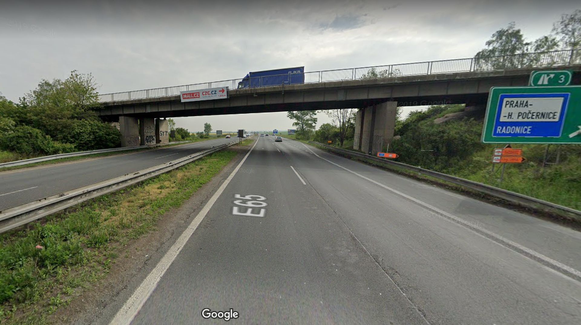 Most v Horních Počernicích přes D10, který čeká rekonstrukce. Foto: Google Street View