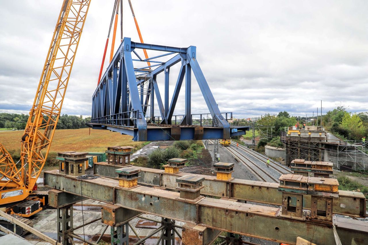 Odstraňování mostu na koridoru u Prosenic. Foto: Správa železnic