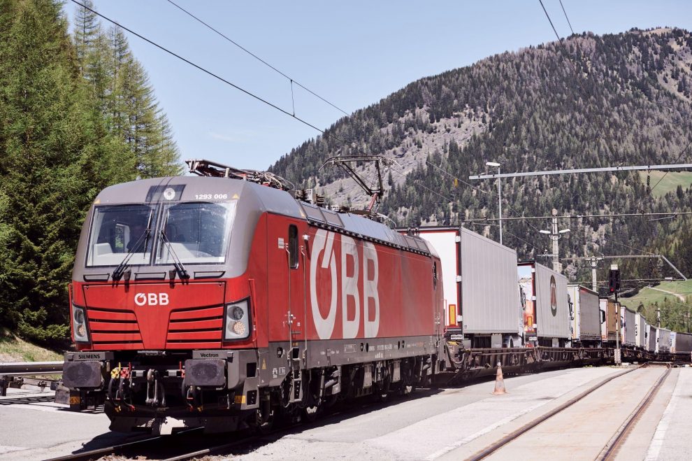 Přeprava kamionových návěsů na vlaku ÖBB. Pramen: ROLA - © ÖBB-RCA/Marek Knopp
