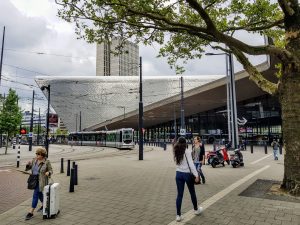V soutěži je i společnost Benthem Crouwel Architects. Ta navrhla stanici Rotterdam Centraal v Nizozemsku. Stala se jedním z přirozených center druhého největšího města v zemi. Foto: Jan Sůra / Zdopravy.cz