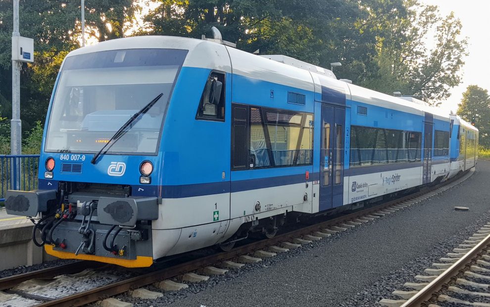 Motorový vůz 840 Stadler RS1 ve stanici Vesec u Liberce. Foto: Jan Sůra / Zdopravy.cz