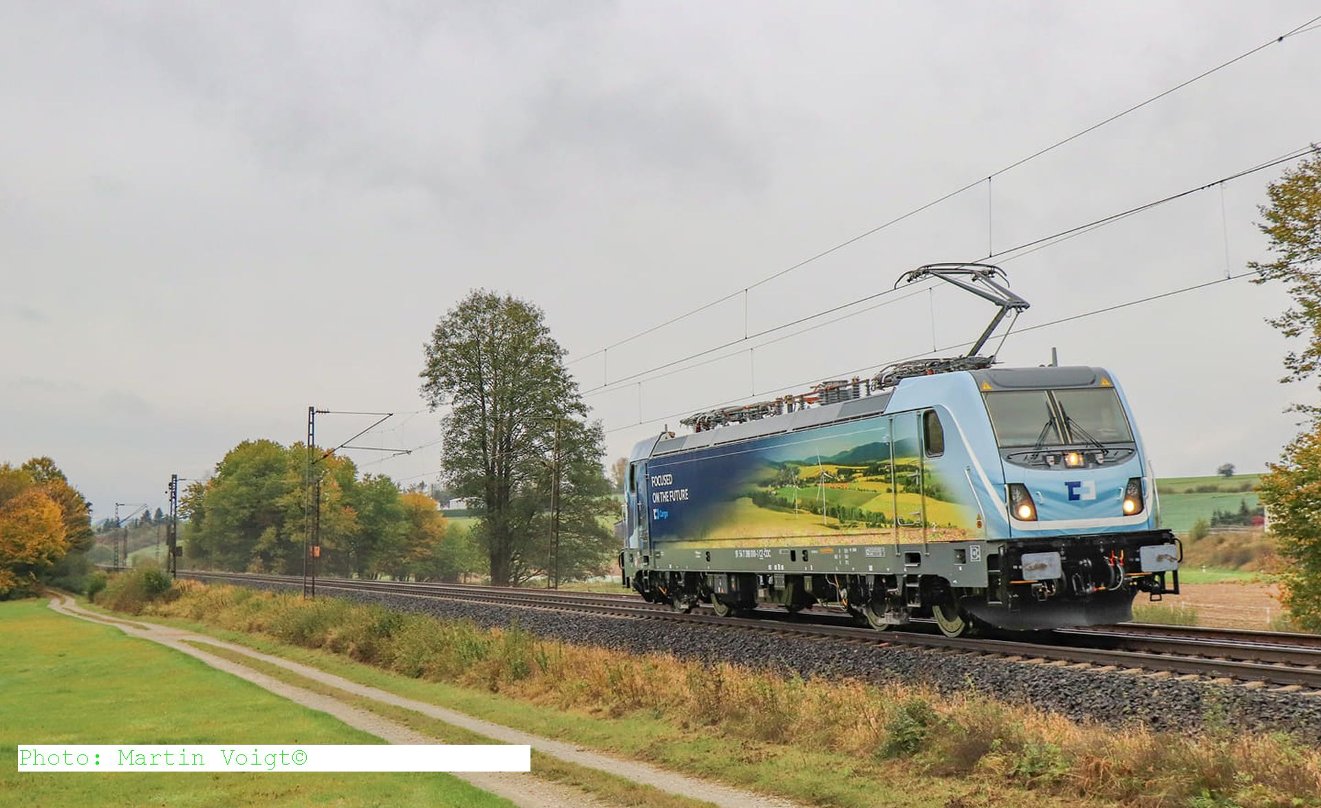 Lokomotiva Bombardier TRAXX MS3 (388.010) ve speciálním nátěru pro ČD Cargo při technicko-bezpečnostní zkoušce u Kasselu. Foto: Martin Voigt