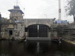 Nový zvedací most na komoře Hořín je díky kamennému obložení od starého k nerozeznání. Pramen: ŘVC