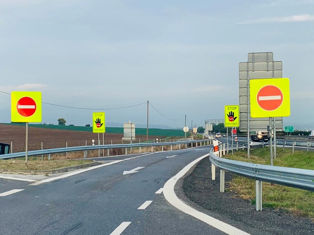 Nové značky Stop, protisměr v Příšovicích na D10. Foto: Liberecký kraj