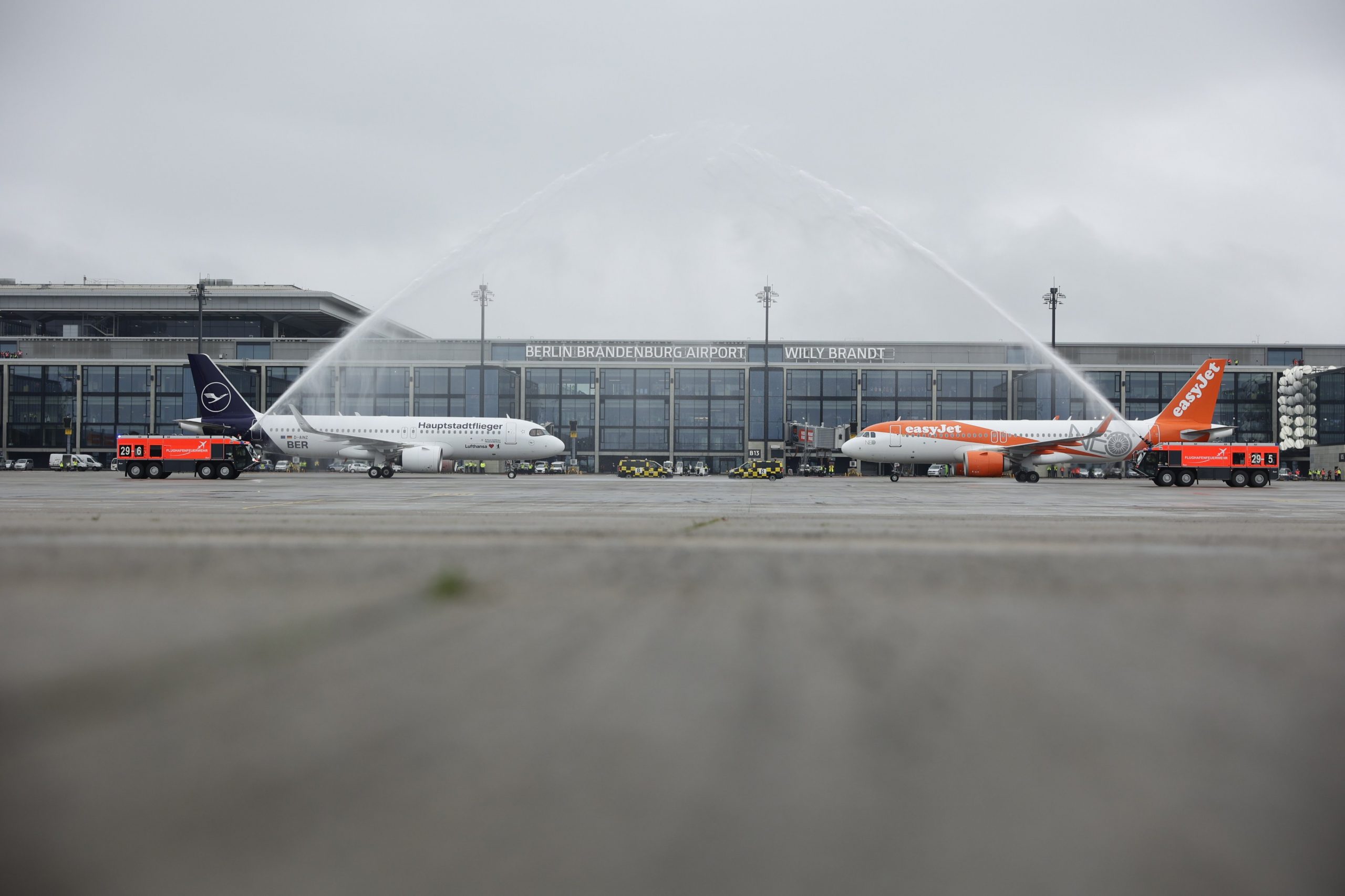 Letadla Lufthansy a easyJetu po příletu na nové letiště v Berlíně. Foto: BER