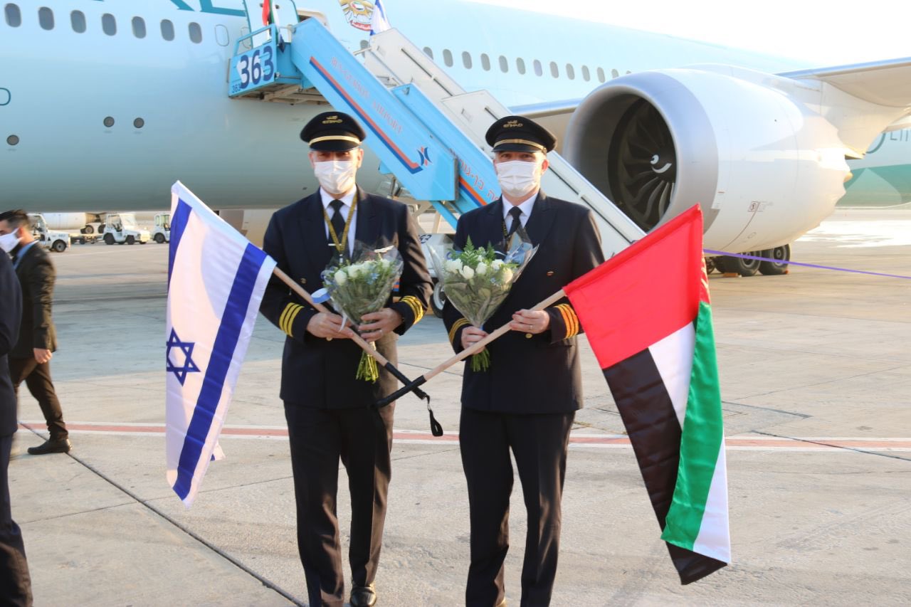 Posádka Etihad Airways po přistání v Tel Avivu. Foto: Twitter.com/3li
