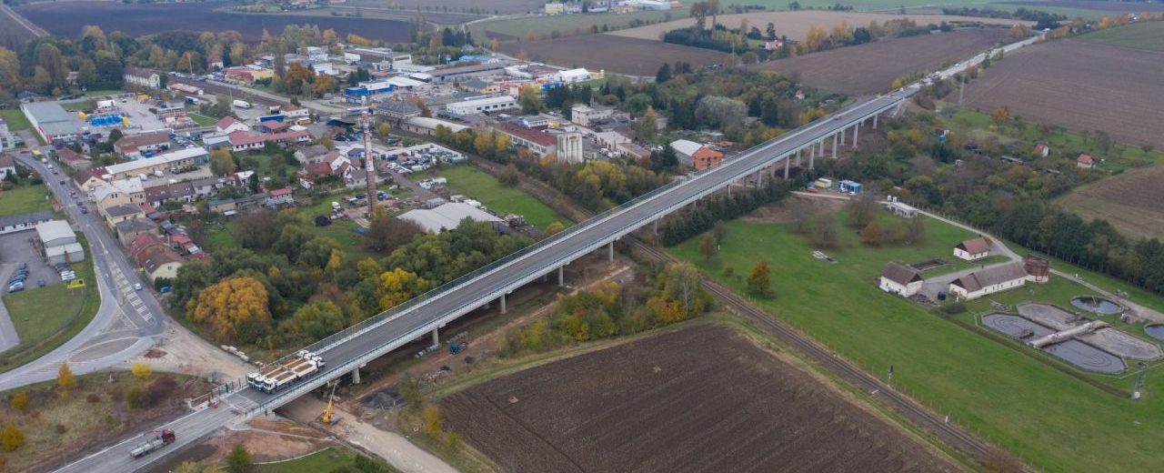 Zátěžová zkouška na novém mostě v Hořicích. Foto: ŘSD