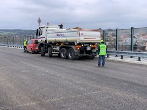 Zátěžová zkouška na novém mostě v Hořicích. Foto: ŘSD