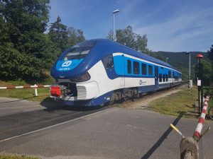 Motorová jednotka 844 RegioShark přijíždí do stanice Křižany na trati Liberec - Česká Lípa. Foto: Jan Sůra / Zdopravy.cz