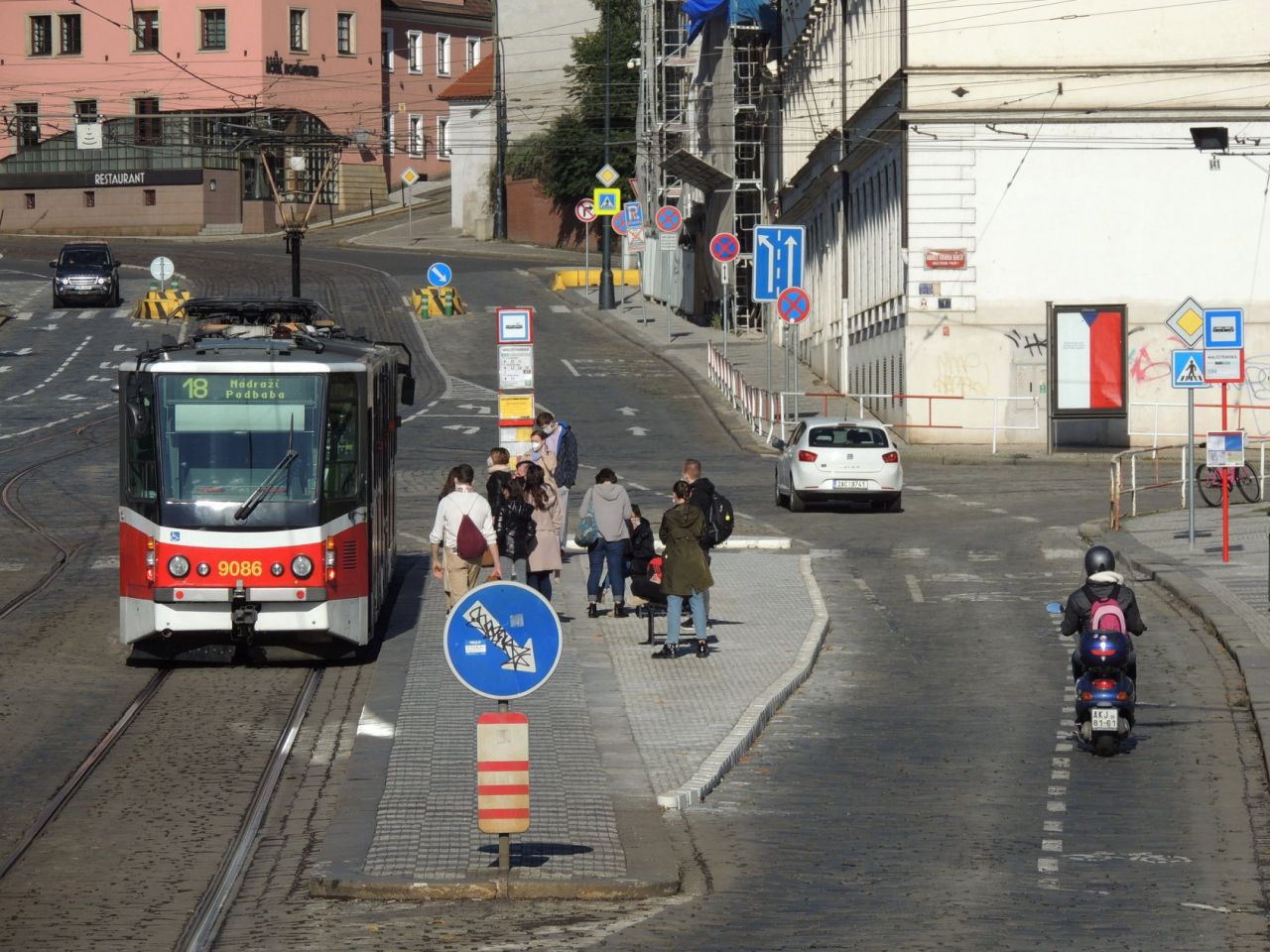 Zastávka Malostranská po rozšíření nástupních ostrůvků. Foto: Pražská integrovaná doprava