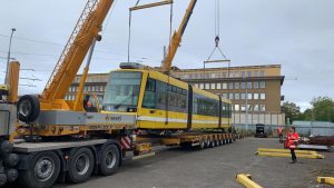 Tramvaj Škoda LTM 10.08 Astra a její nakládka v Plzni. Foto: Občerstvení Letadlo