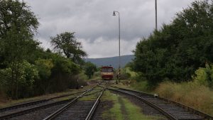 Vlak v dopravně Liteň. Autor: Elektracentrum – Vlastní dílo, CC BY-SA 4.0, https://commons.wikimedia.org/w/index.php?curid=36970453