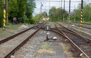 Současná úrovňová nástupiště ve Mstěticích nahradí jedno ostrovní. Pramen: Správa železnic