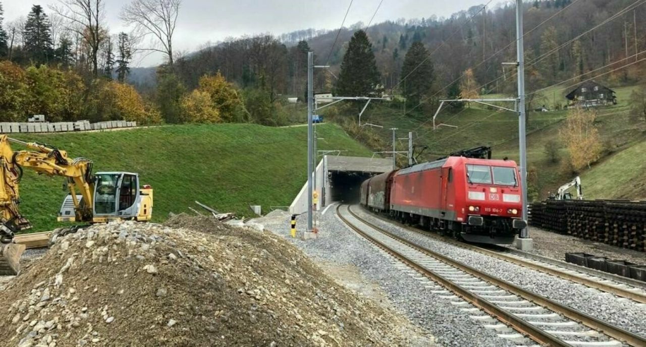 Vlak po výjezdu z tunelu Bözberg. Foto: SBB