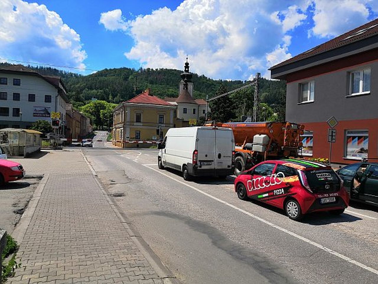 Čekající auta na přejezdu v Blansku. Foto: Městský úřad v Blansku