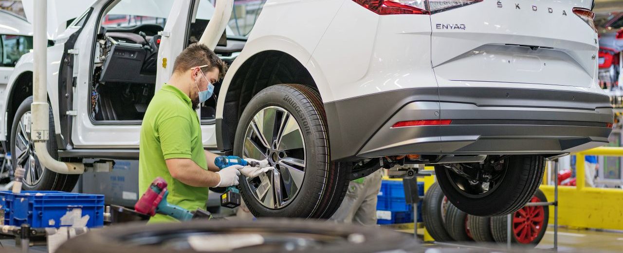 ŠKODA ENYAQ během výroby na montážní lince ve ŠKODA Auto, závod Mladá Boleslav. Zdroj: ŠKODA Auto