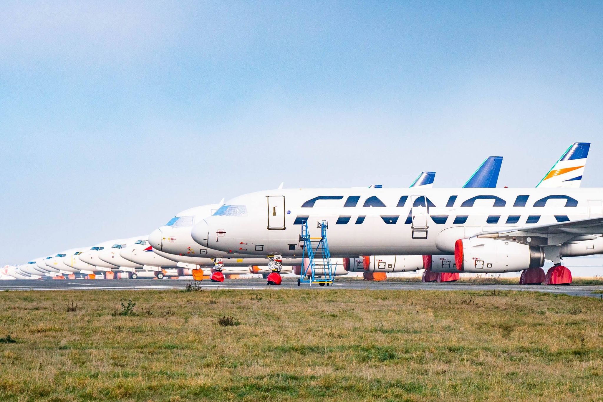Odstavené Airbusy A320 Family společnosti Finnair a Boeingy 737 společnosti Smartwings v Praze. Foto: Rosťa Kopecký / Flyrosta.com