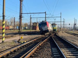 Vykolejení lokomotivy Siemens Vectron v Kolíně. Foto. Václav Horáček