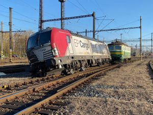 Vykolejení lokomotivy Siemens Vectron v Kolíně. Foto. Václav Horáček