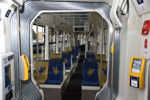 Interiér tramvaje Stadler Tango NF Lajkonik v Krakově. Foto: Michal Chrást