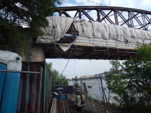 Železniční most pod Vyšehradem - jižní lávka během oprav. Autor: Zdopravy.cz/Jan Šindelář